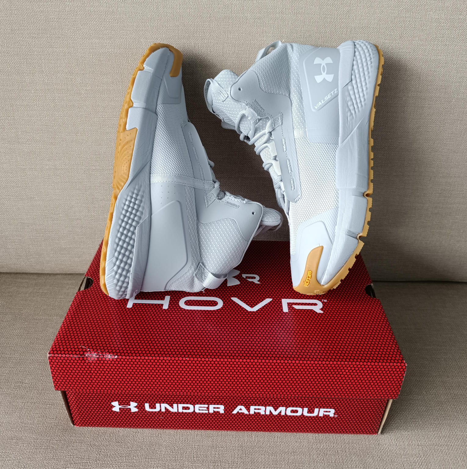 UNDER CHARGER VIBRAN GRIS ZUELA GOMA